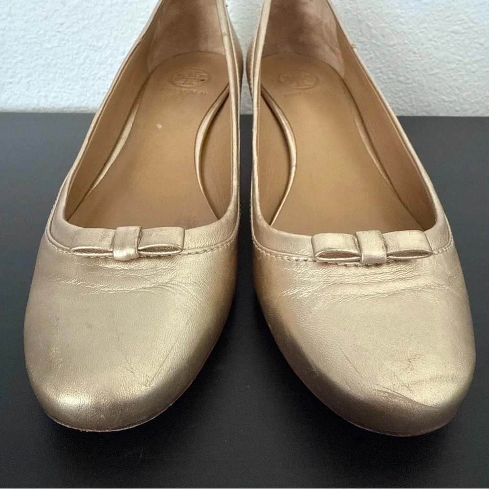 TORY BURCH Gold Logo Block Heel Round Toe Bow Leather Pumps